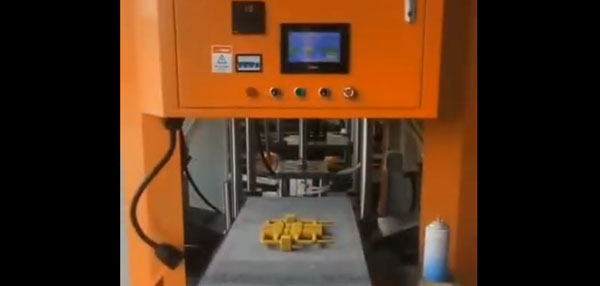 帶罩自動射芯機